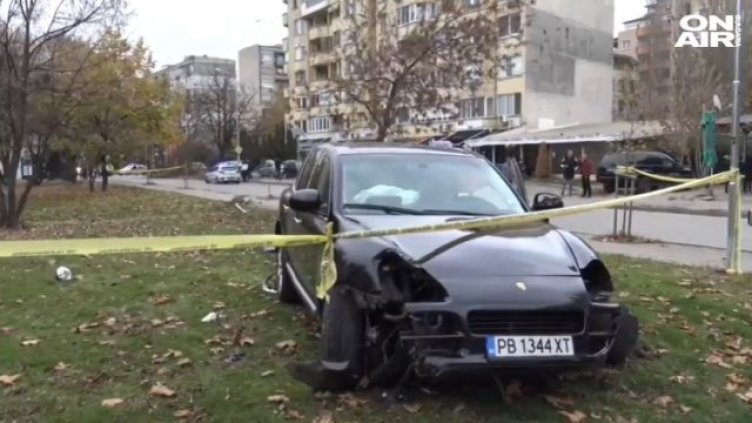 Издирват шофьор с джип, събори дърво върху пешеходци