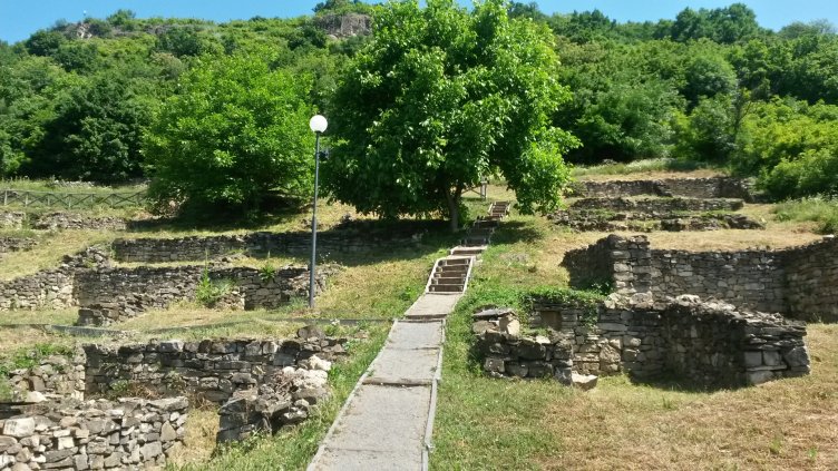 Хоталич, тайнственият подземен град под Крушевската планина