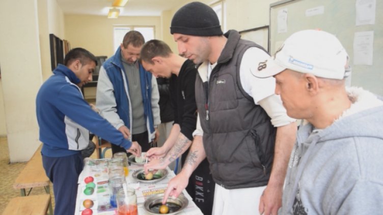 И в затвора боядисват яйца
