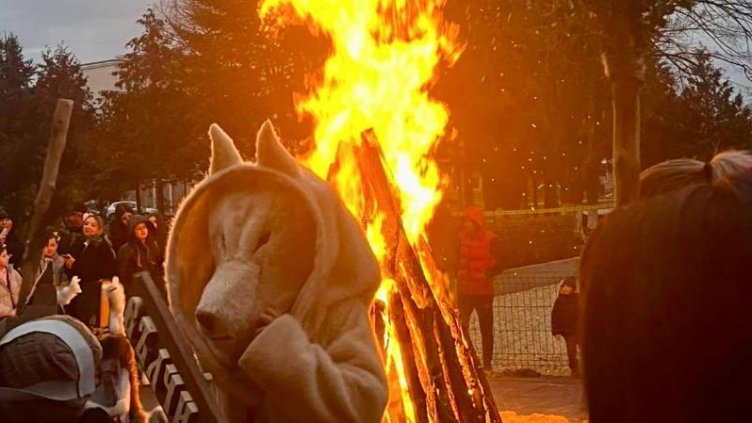 Кукерски игри и огън на площада във Вълчи дол (СНИМКИ)