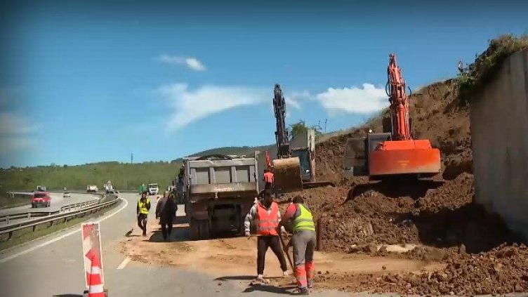 Пуснаха колите и по двете ленти на AM "Струма" в посока София