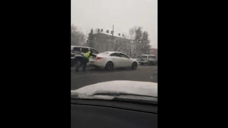 Полицай помогна на закъсал шофьор