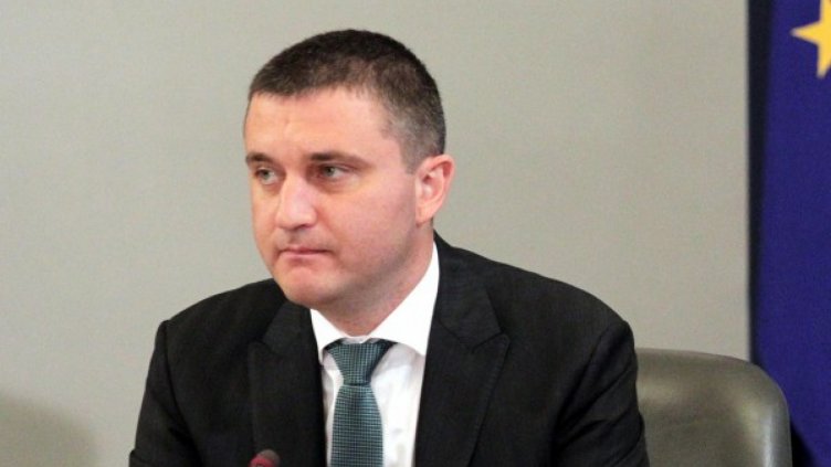 Бонуси за учителите, коледни за пенсионерите – Горанов търси пари