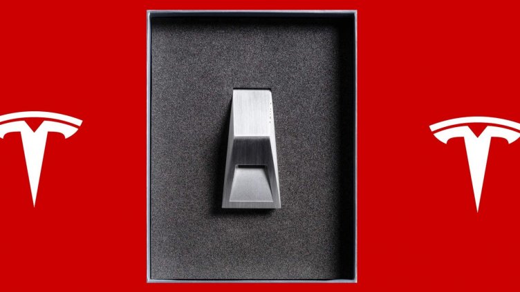 Мъск продава свирки по 50$