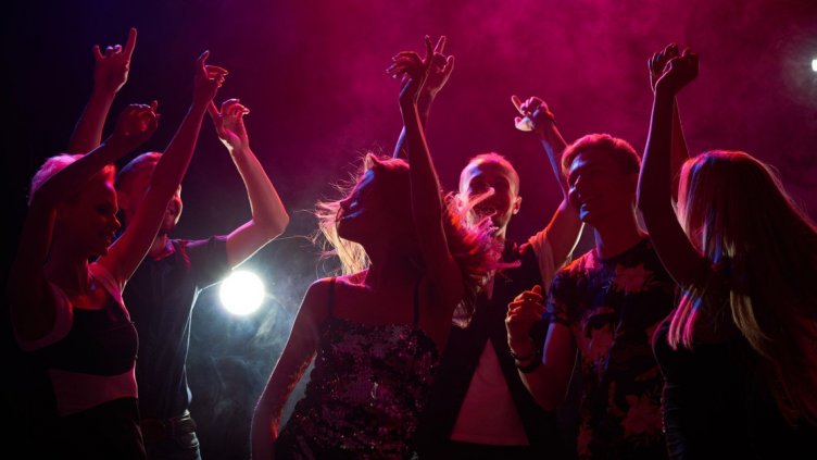 2500 си спретнаха незаконно рейв парти за ЧНГ