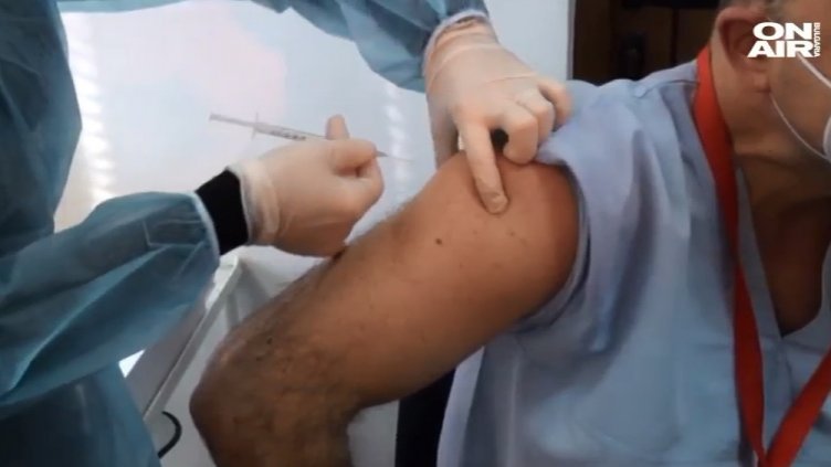 Защо се образуват тромбите в кръвта след ваксинацията с AstraZeneca?