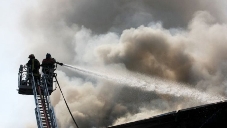 16 души загинаха при пожар в склад в Москва
