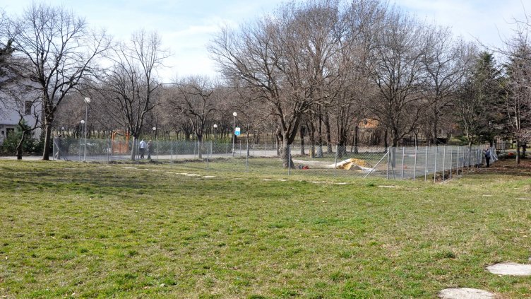 Изливат бетон в Морската градина