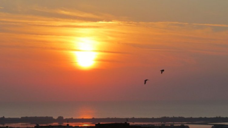 Разкъсана облачност със слаб до умерен вятър над Варна