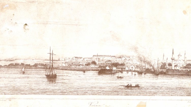 Поглед от морето към старата сграда на пристанището, крепостната стена, крайбрежието и града