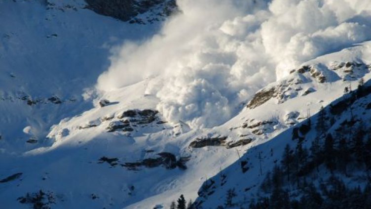 Лавина помете двама скиори до Банско!