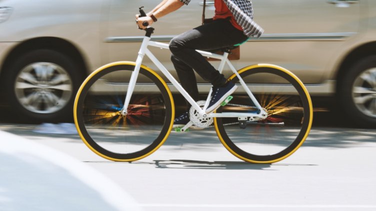 Велосипедист блъсна пешеходка във Варна и избяга