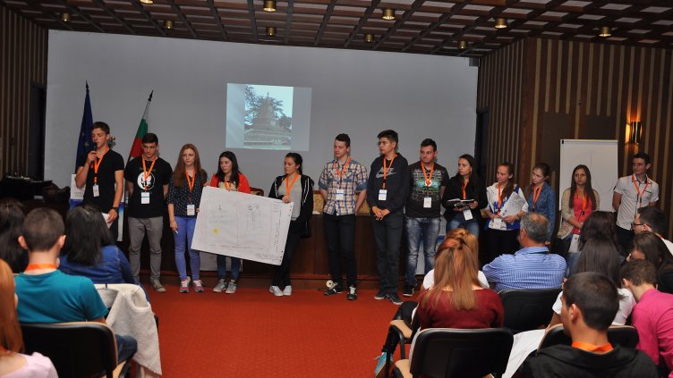 МЛАДЕЖИ ОТ БЪЛГАРИЯ И ДИАСПОРАТА дадоха интересни отговори на въпроса „Какво ни прави европейци“. Снимка ПЛАМЕН ГУТИНОВ