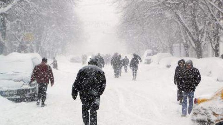 Обявен е жълт код за силен вятър, сняг и поледици