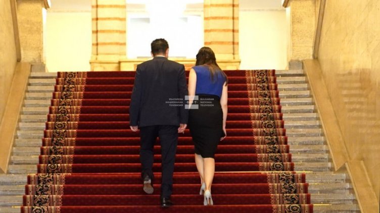Петков и Бориславова си тръгнаха от властта, хванати за ръка