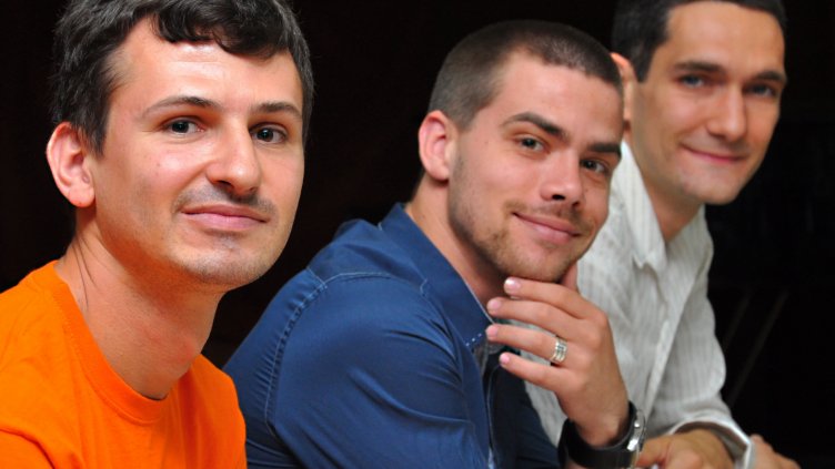 Иван Михайлов (първият от ляво на дясно) е един от участниците в двудневния семинар по програмиране за хора с увреждания. Венелин Добрев е координатор по проекта, а Александър Павлов ще води три от лекциите. Снимка Пламен Гутинов. 