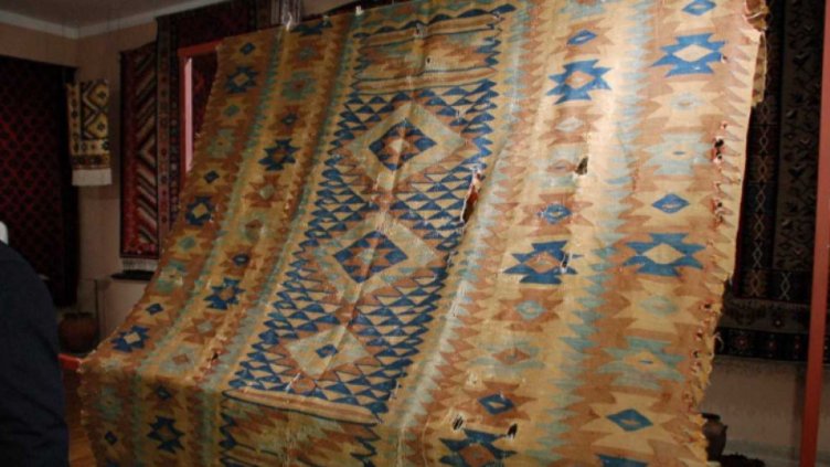 Показаха килим на повече от 200 г.