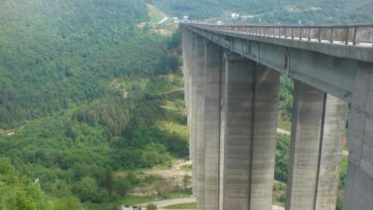 Парче от фасадна плоча на магистрала "Хемус" рани пътник в кола