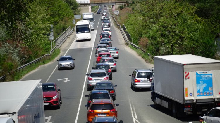 Засилен трафик по пътищата в страната