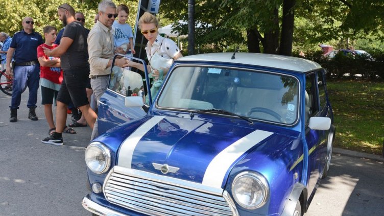 Кметът на Варна се включи в конкурс с току-що реставриран автомобил от 1998 г. (СНИМКИ)