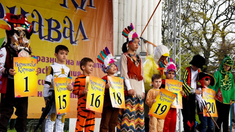 Варненският карнавал изпъстри града (СНИМКИ)