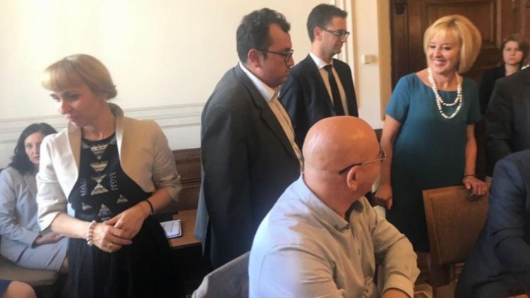  Депутати ограничават правомощията на ЧСИ, банките и монополите