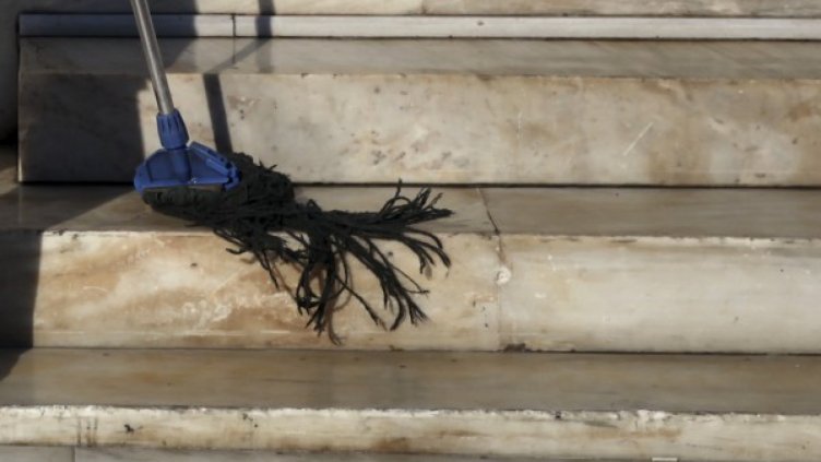 Чистачки и учени с еднакви заплати