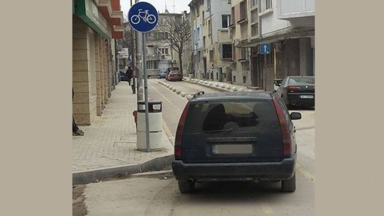 Ето как се паркира на велоалея във Варна