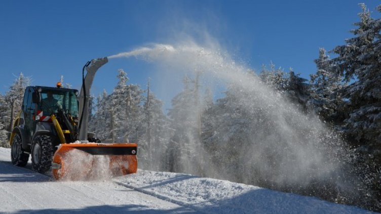 Североизтокът остава под снежна обсада