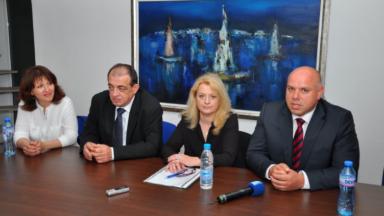 Председателят на “Движение “Нашият град” Андрей Василев (вдясно) представи част от новите членове на партията и кандидатурата на Неделчо Михайлов за кмет на район “Владислав Варненчик”