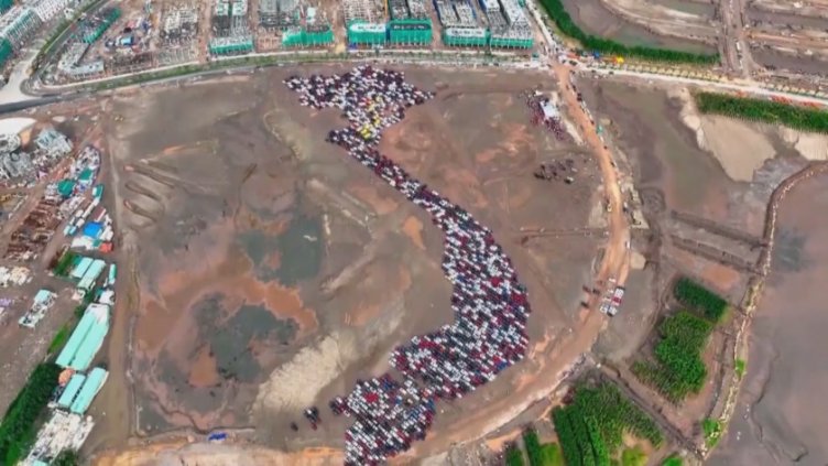 Рекорд: 1 850 автомобила се подредиха във формата на картата на Виетнам