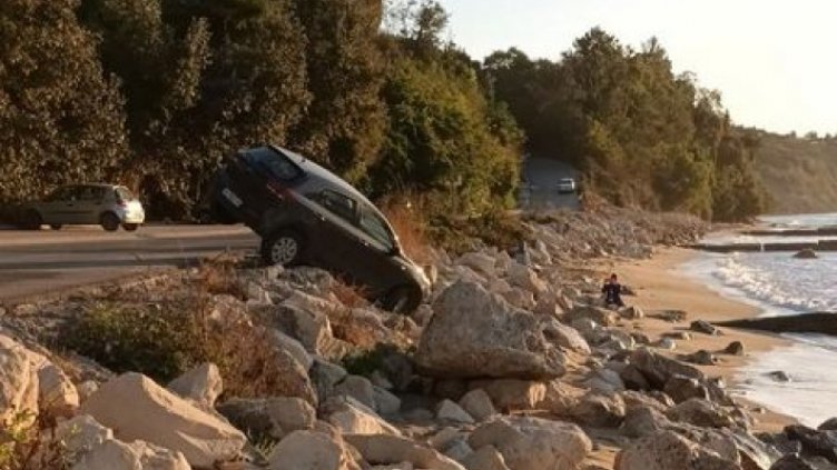 Кола се покатери на  скали на крайбрежната алея във Варна
