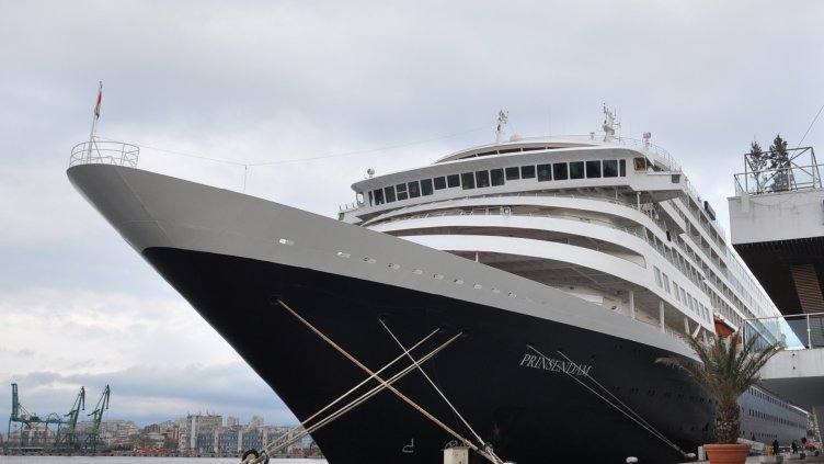 Prinsendam акостира във Варна (СНИМКИ)