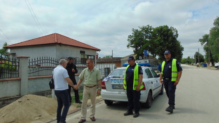 Жена даде 100 лв. на полицаи да задържат съседите й