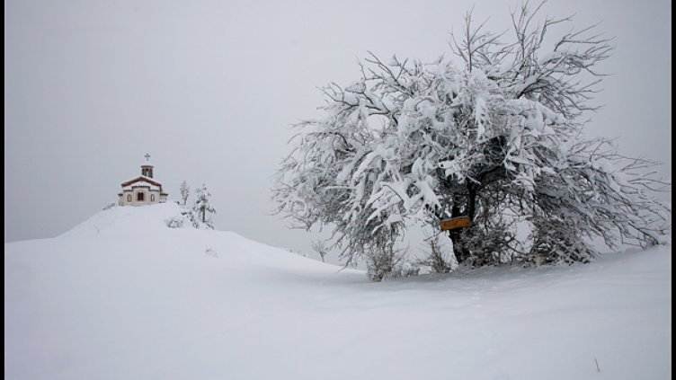 Остава сложна ситуацията в наводнени и обледени райони
