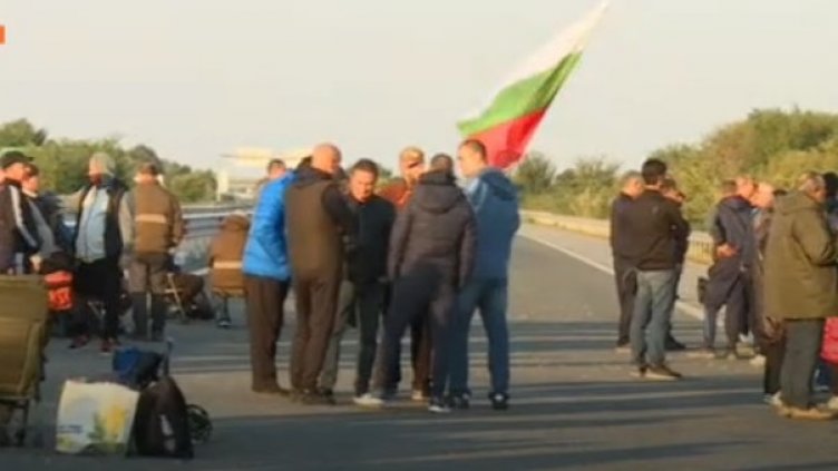 Продължава протестът на енергетици и миньори