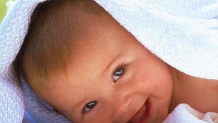 Две новородени спорят за "Бебе на годината"