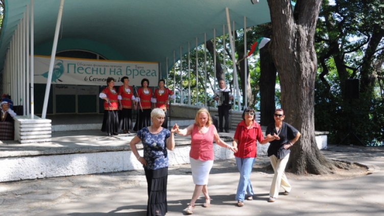 Надпяване събира пенсионерски състави на сцена „Раковина”