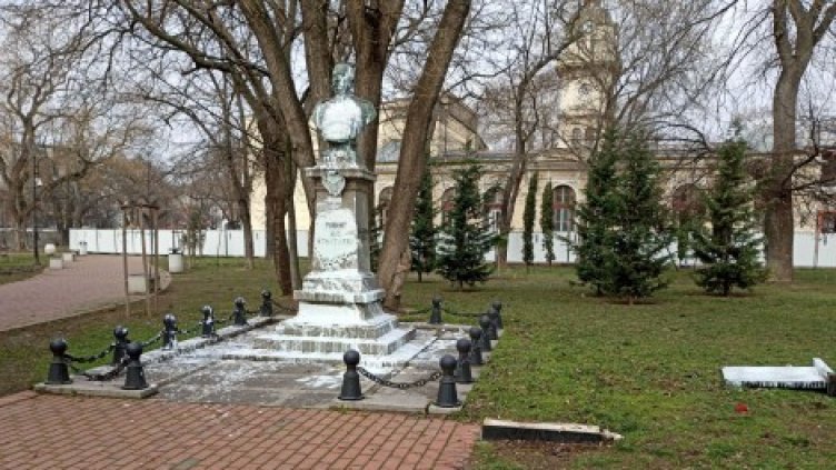 Вандали поругаха паметника на граф Игнатиев във Варна