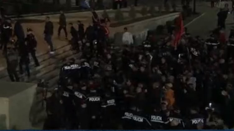 Антиправителствени протести и сблъсъци в Албания антиправителствени (ВИДЕО)