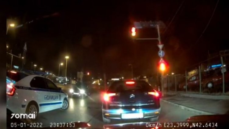 Патрулка в насрещното! Уж призвани да ни пазят, законите газят ВИДЕО