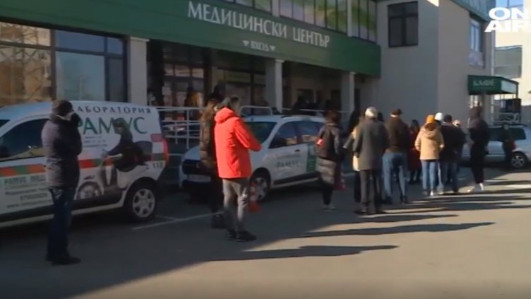 Oпашки за PCR тестове се извиха пред лабораториите 