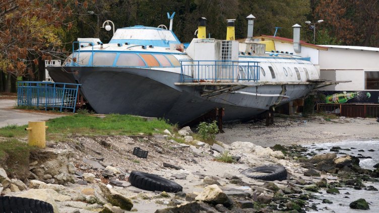 ИЗОСТАВЕНАТА КОМЕТА е опасно място в „Аспарухово“, от лодка за разходка и заведение вече е свърталище на клошари. Снимка Пламен Гутинов, архив