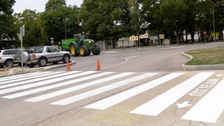 Две коли блъснаха жена на пешеходна пътека