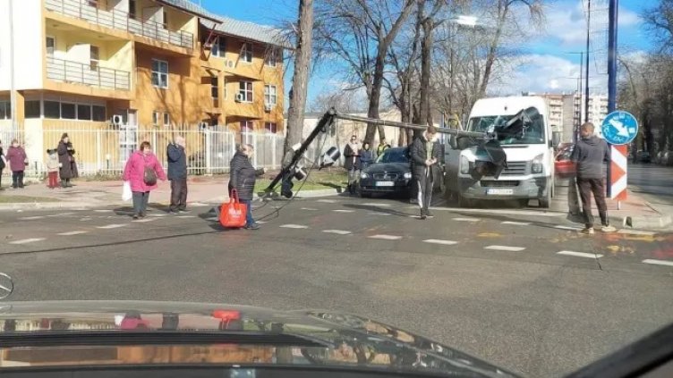 Бурният вятър събори светофар върху бус