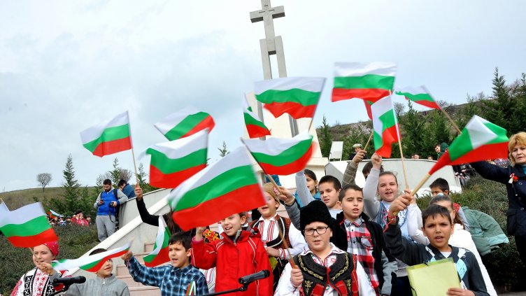 Жителите на Владиславово почетоха Националния празник (снимки)