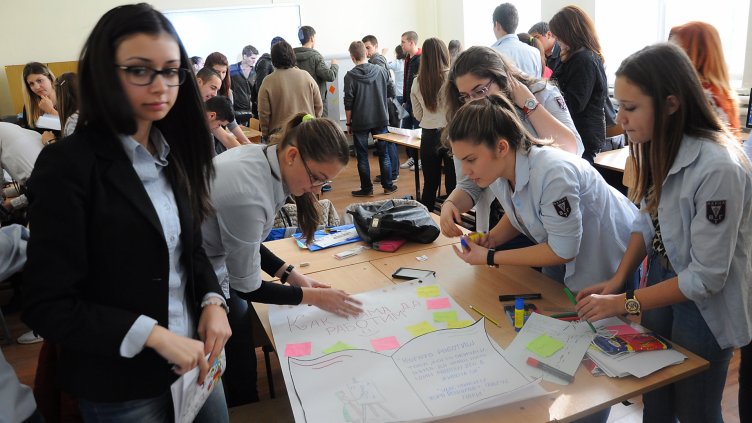 56 варненски ученици мериха сили в състезание по предприемачество (СНИМКИ)