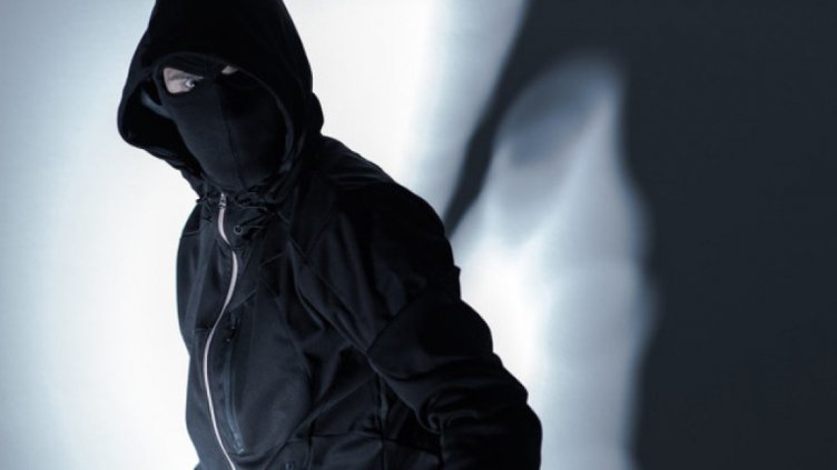 Маскиран заля с киселина общинска служителка