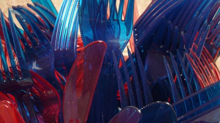 От 3 юли забранени за продажба: Пластмасови чинии, сламки, вилици…