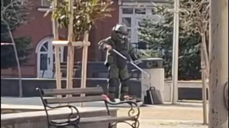 Изоставен куфар пред Окръжен съд-Варна, отцепиха района